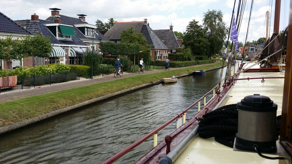 Fahrradfahren neben das Schiff