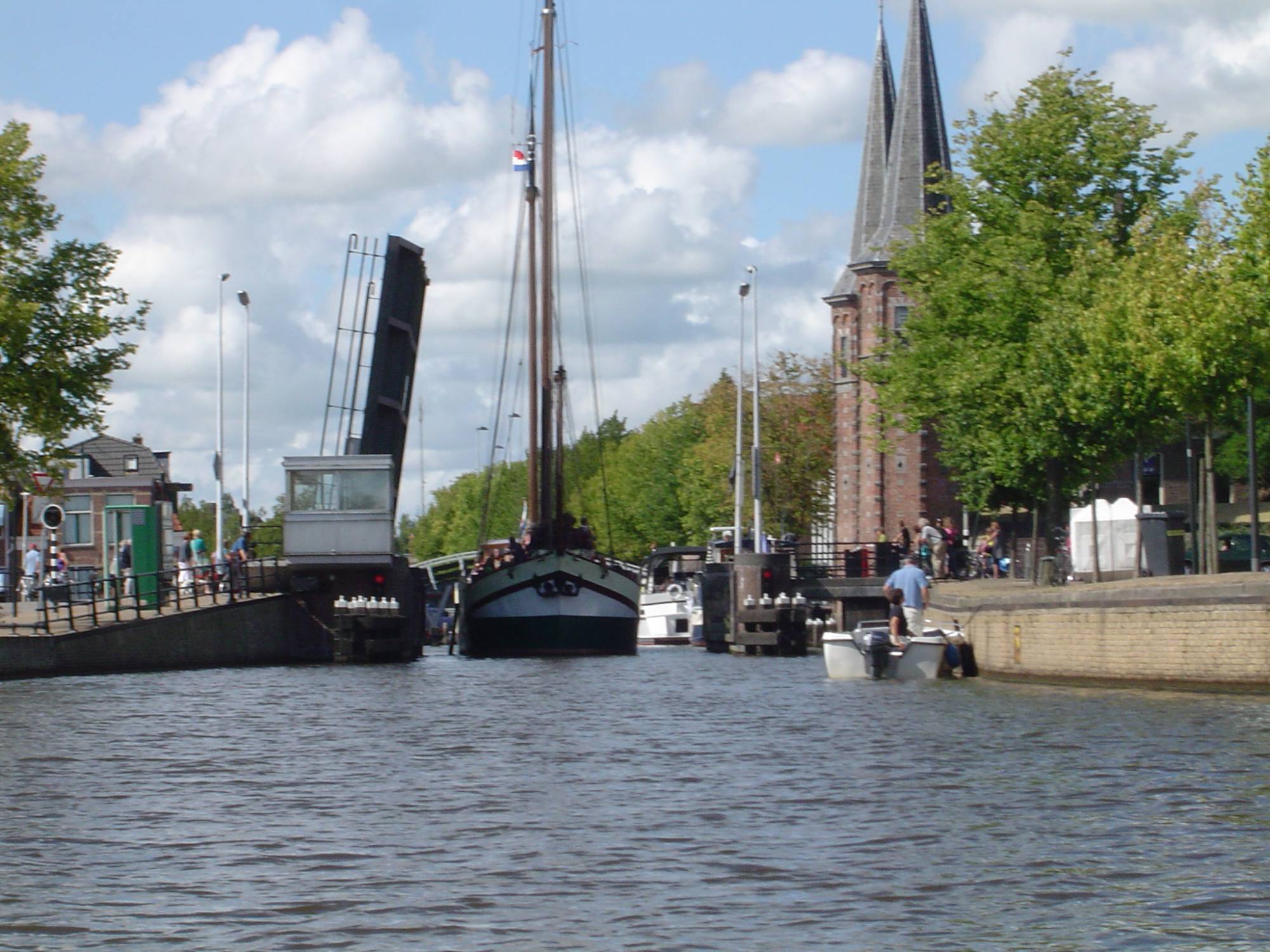 Klipper De Hoop durch Brücke Sneek