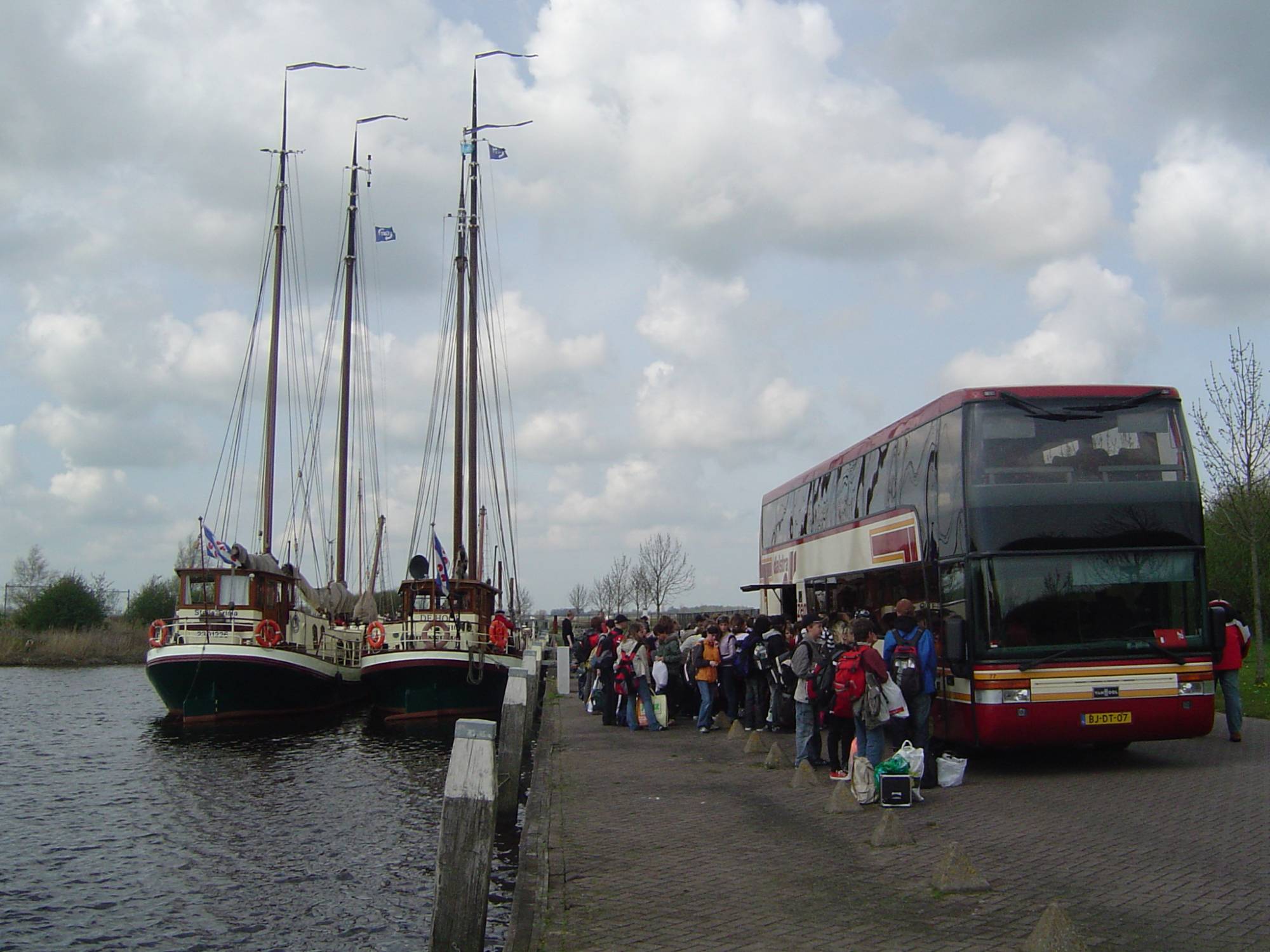 Bus neben Schiff