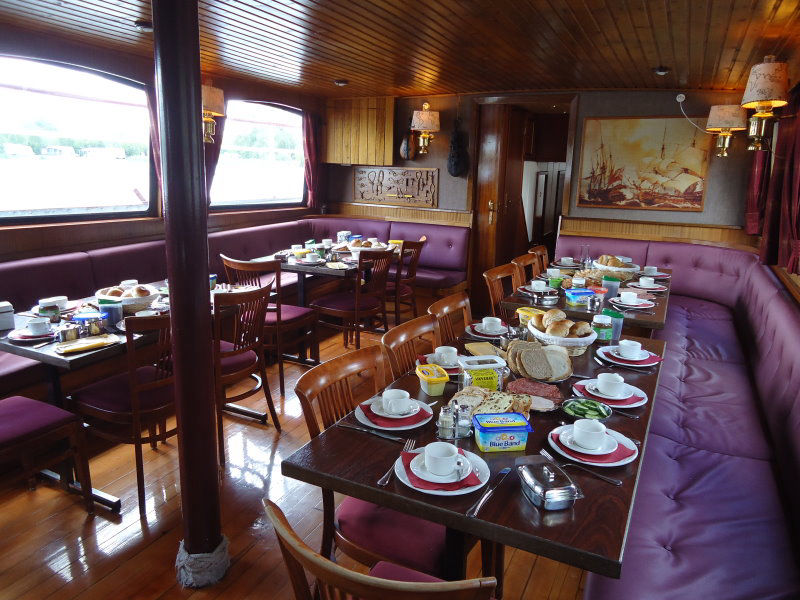Frühstück an Bord Klipper De Hoop von Friesland Charter