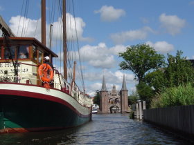 Klipper De Hoop en de waterpoort van Sneek